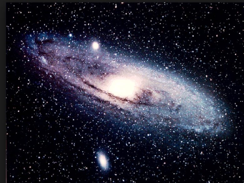 画像：アンドロメダ星雲　M31のアンドロメダ銀河は今、私達が住む天の川銀河とは250万年の距離にあるが、40億年後に衝突する計算である。