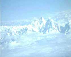 �q�}����