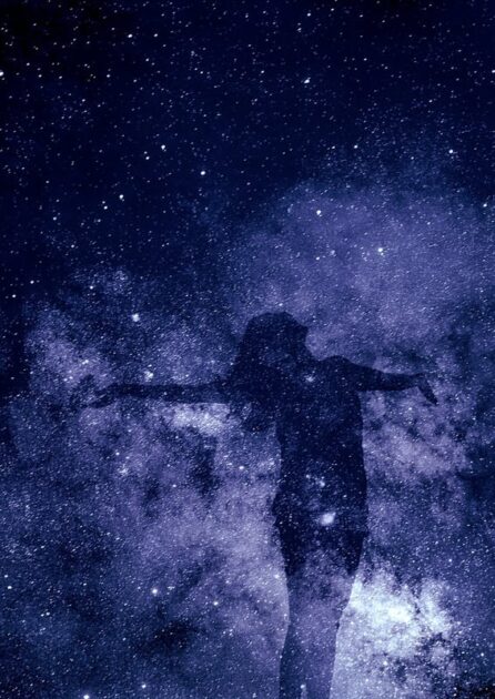 神秘的な星間で深呼吸する女性