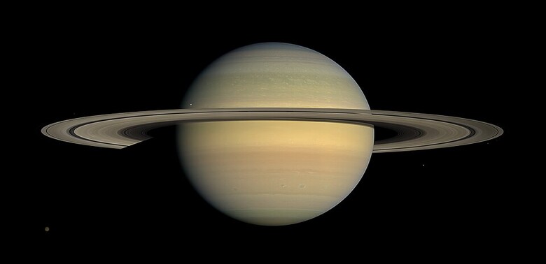 NASAカッシーニ探査機が撮影した、巨大な輪を持つ土星の鮮明な画像