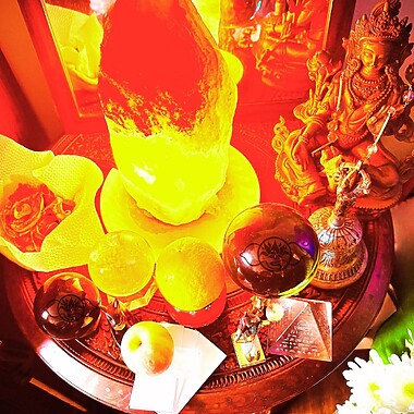 祭壇のアップルとレモン、神像と水晶ピラミッドに囲まれた写真(始まりの象徴)