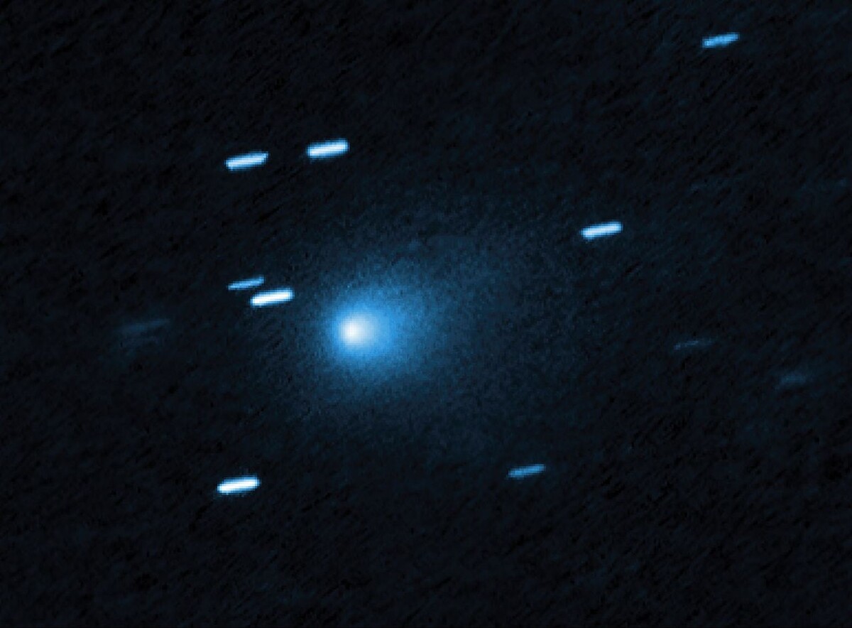 ハッブル宇宙望遠鏡が捉えた恒星間天体3I/ATLAS。核から太陽方向(上)に向かって伸びる異常なジェットが写っている。